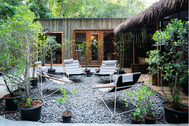 Outdoor loungers in mobility space